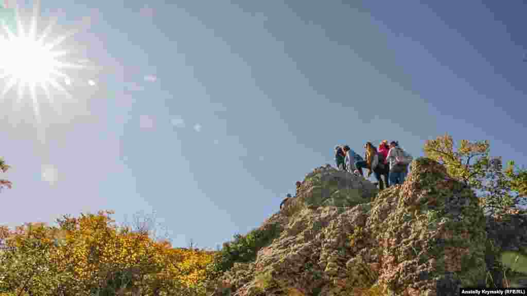 Туристи на центральному камені «Храму сонця»