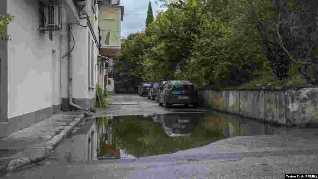 Во многих дворах образовались большие лужи. Эта – на проспекте Гагарина