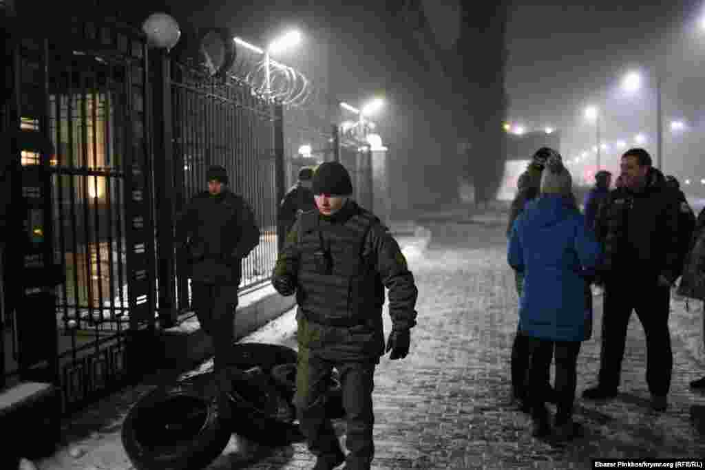 Как сообщает корреспондент Крым.Реалии, участники пикета рассказали, что поводом для акции стал «акт агрессии в отношении украинских кораблей в Керченском проливе»