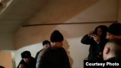 Задержание Рашида Алимова в подъезде его дома в Петербурге