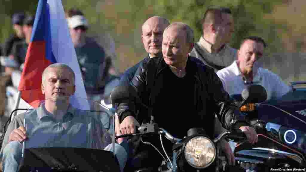 Президент России Владимир Путин посетил байк-шоу «Ночных волков» в аннексированном Севастополе. Путин проехался на мотоцикле «Урал» с Сергеем Аксеновым и Михаилом Развозжаевым