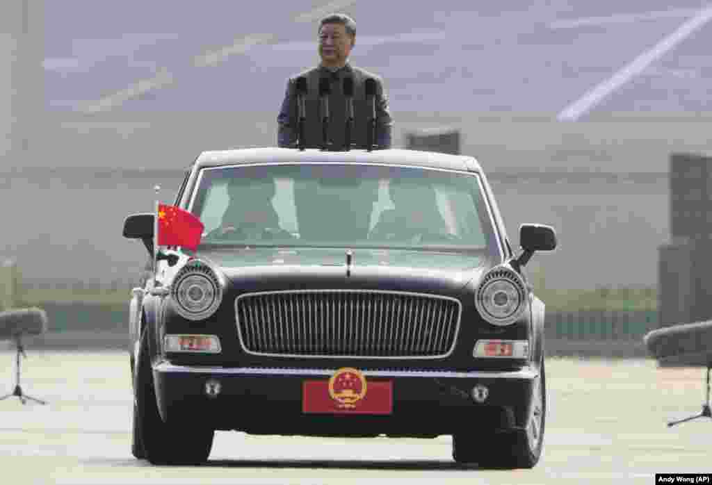 Presidenti kinez, Xi Jinping, duke inspektuar trupat para paradës ushtarake.