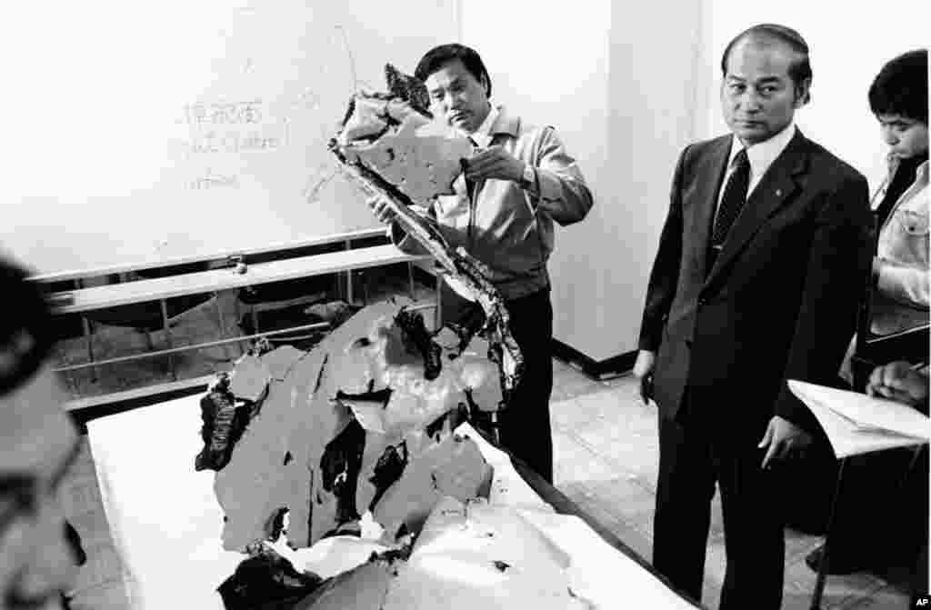 Сентябрь 1983 года. Пассажирский самолет авиакомпании Korean Airlines, направляющийся из США в Сеул, сбивается с курса и залетает в воздушное пространство СССР. В воздух подняты советские истребители: командование опасается, что речь идет об американском самолете-шпионе. После предупредительных выстрелов южнокорейский лайнер сбивают ракетой советского истребителя-перехватчика Су-15. Обломки самолета падают в море. Жертвами инцидента стали все 269 пассажиров и членов экипажа «Боинга-747». На снимке: сотрудники южнокорейской прокуратуры изучают обломки сбитого авиалайнера.   