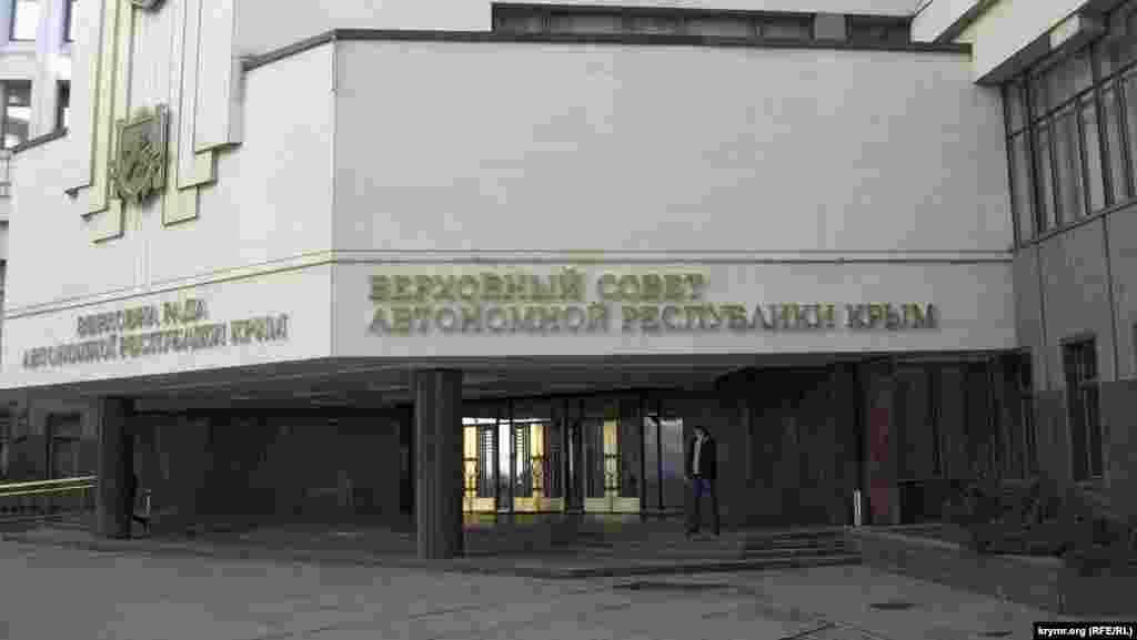 Можна навіть підійти до входу, далі не пустять. Як виявилося, напоказ «зелених чоловічків» виставили тільки біля Ради міністрів, а тут усіх завели всередину.  