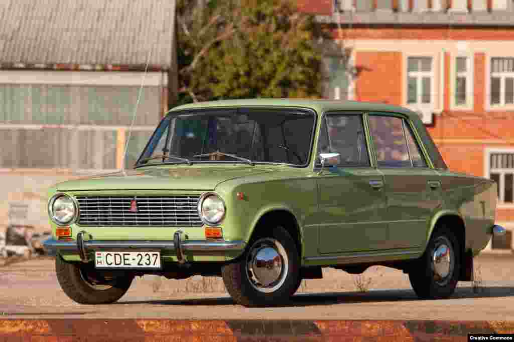Fiat заключил сделку с советским правительством о создании завода в Тольятти (названном в 1964 году в честь итальянского коммуниста Пальмиро Тольятти). «Жигули» (экспортное название Lada) были тщательно смоделированы по образу и подобию Fiat, но с более толстой сталью и более высоким подъемом для российских дорог. Знаменитый автомобиль выпускался почти 18 лет, а Тольятти – дом АвтоВАЗа, крупнейшего автопроизводителя страны, который сегодня является частью французской Groupe-Renault, – остается центром автомобильного производства в России.