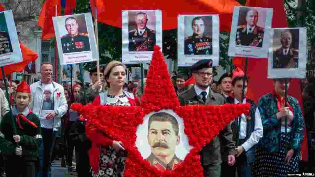 Отдельной колонной прошел «Бессмертный полк» с портретами. Коммунисты и комсомольцы несли большую красную звезду и портреты Сталина