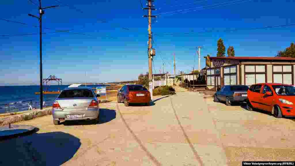 Біля моря стоять кілька автомобілів. Хтось приїхав відпочити, хтось – половити рибку
