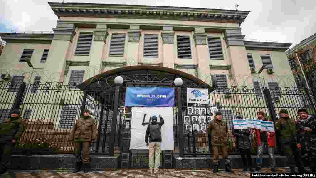В рамках акции «Преступление и наказание» ее участники повесили на ограждении посольства России в Киеве белое полотно