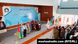 د افغانستان په خوست کې زده کوونکي وايي چې حکومت دې تعلیمي هلې ځلې په پوره توګه پیل کړي