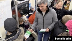 Немцов раздает листовки оппозиционного марша "Весна"