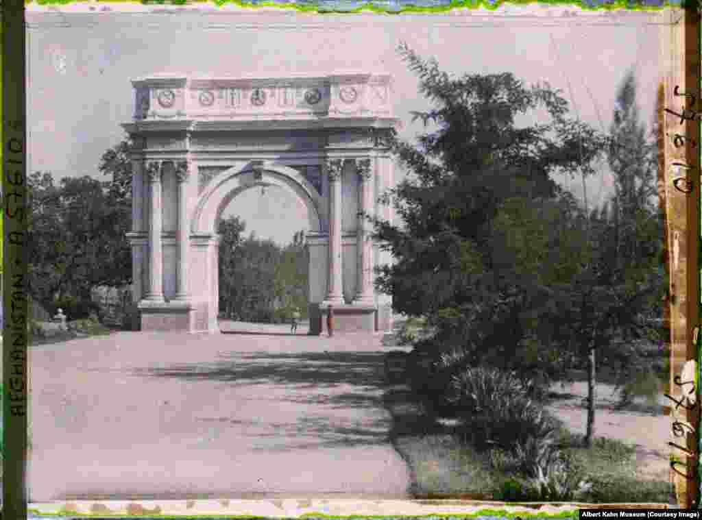 Триумфальная арка в садах Пагмана недалеко от Кабула. Арка посвящена жертвам войны  1919 года против британцев, в Афганистане ее называют Войной за независимость. Верх арки был сильно поврежден снарядами во время советского вторжения в 1980-х годах, но потом его восстановили  
