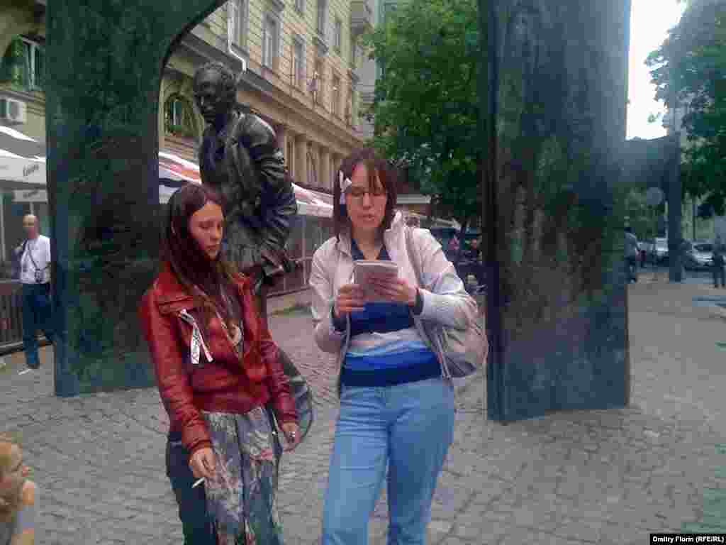 Гражданские активисты на Старом Арбате  по очереди зачитывают закон о полиции
