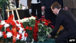 Российский президент Дмитрий Медведев возлагает цветы в польском посольстве.