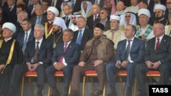 В первом ряду – главы субъектов Российской Федерации: мэр Москвы, президент Татарстана, глава Чечни