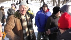 Красноярск в день памяти Немцова: "Нельзя митинговать, будем петь!" Красноярск в день памяти Немцова: "Нельзя митинговать, будем петь!"