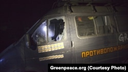 Поврежденный автомобиль активистов противопожарной экспедиции "Гринпис"