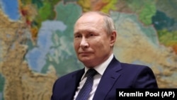 Президент Росії Володимир Путін на тлі мапи