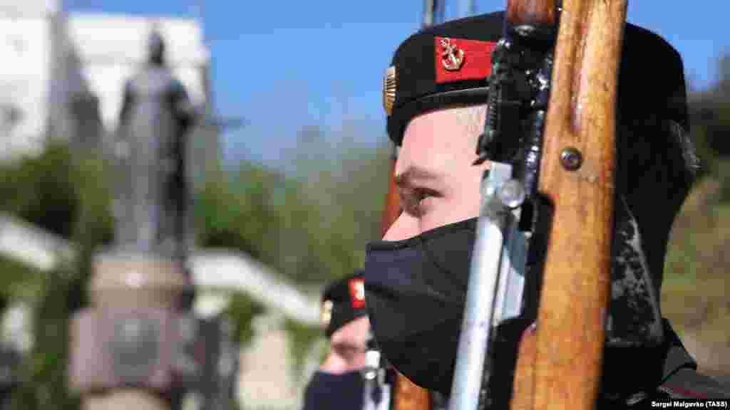 А так в Севастополе отмечали другой праздник – День Черноморского флота. Медицинские маски на военнослужащих, скорее, исключение. Большинство участников марша в Екатерининском сквере необходимые средства защиты не надели