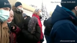 Шествие в Уфе: люди скандируют "Путин — вор!" Шествие в Уфе: люди скандируют "Путин — вор!"