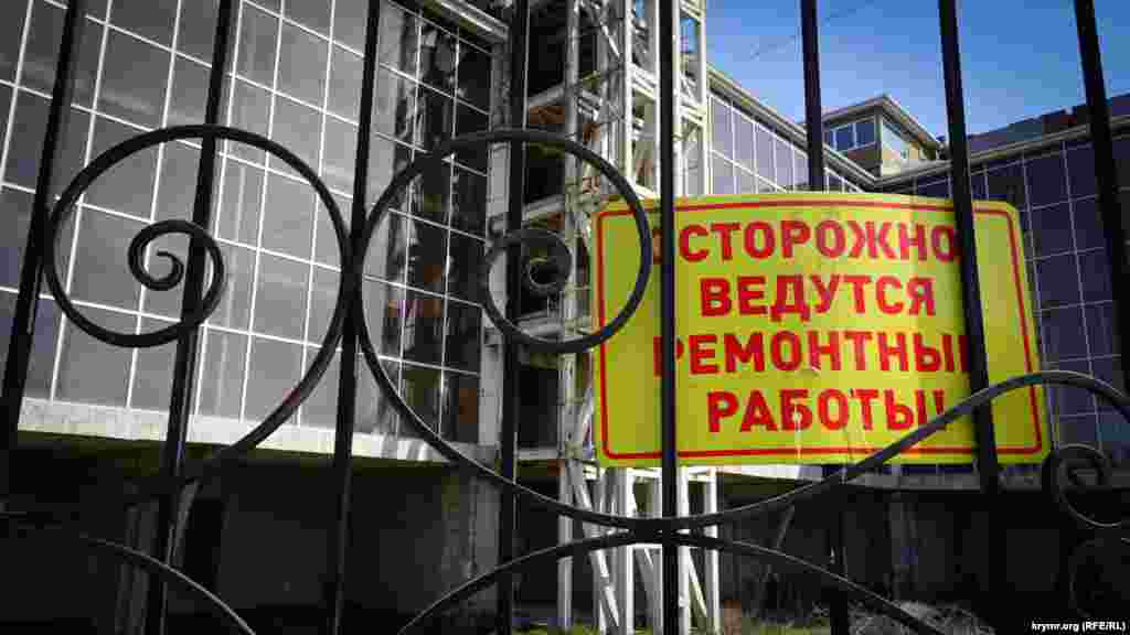 Местные жители рассказывают, что новые хозяева «недостроя» из Москвы собираются возобновить строительные работы