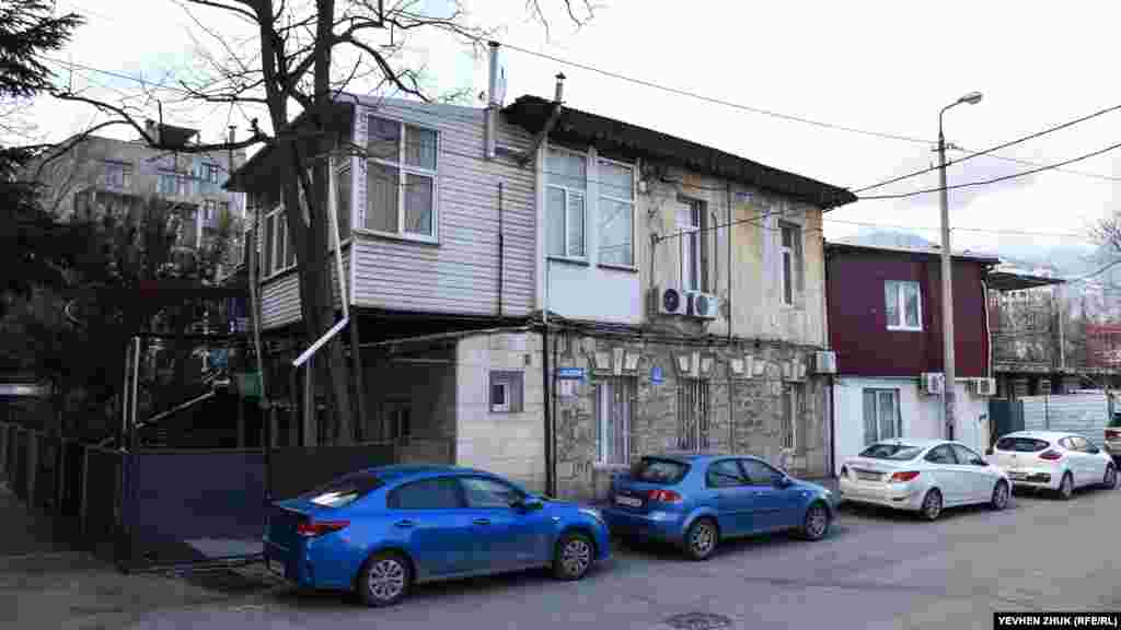 На вулиці Садовій також багато старих будинків. На деяких з них – сучасні прибудови