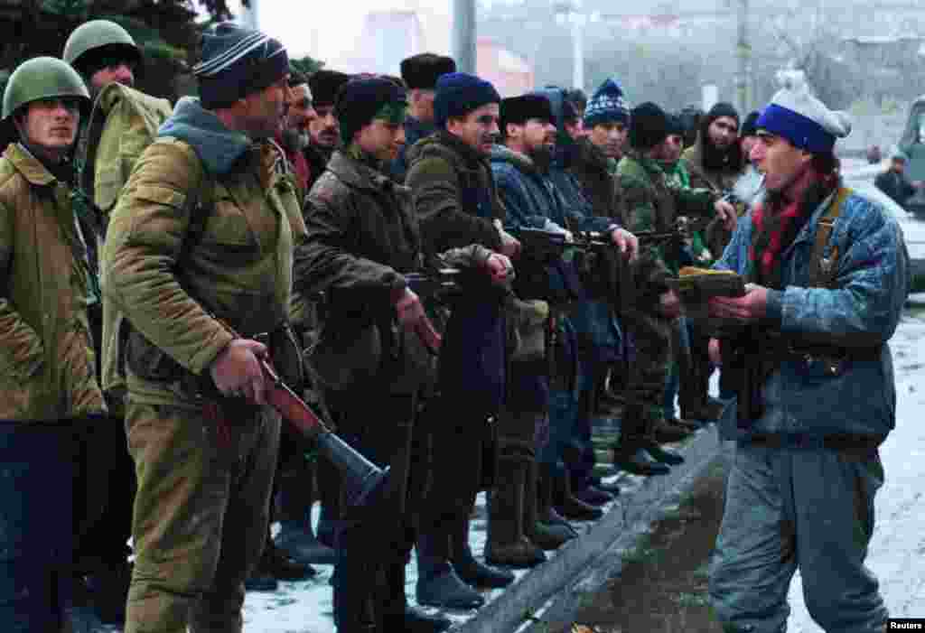Чеченские добровольцы собираются на главной площади Грозного 17 декабря 1994 года, готовясь к обороне столицы республики в связи с приближением российских войск. Через пару недель федералы начали штурм Грозного, который стал наиболее противоречивым событием с точки зрения неоправданности потерь Грозный был практически полностью уничтожен ракетными обстрелами и бомбардировками – за пять недель боев, по разным оценкам, погибли около 27 тысяч мирных жителей. Редакция Кавказ.Реалии собрала монологи переживших эту трагедию.