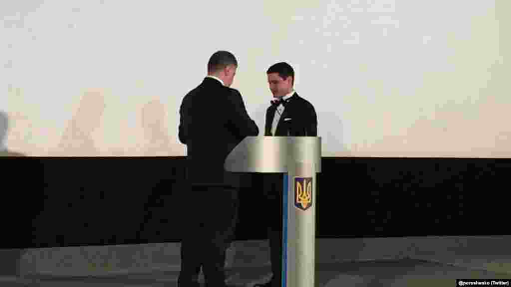 Президент України Петро Порошенко вручає Ахтему Сеітаблаєву орден «За заслуги» ІІІ ступеня на прем'єрі фільму в київському кінотеатрі, 6 грудня 2017 року