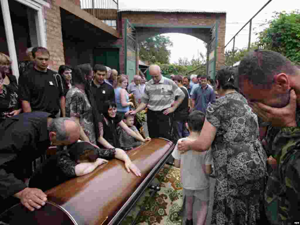 Во время конфликта в Грузии погибли 64 российских военнослужащих, заявил заместитель министра обороны РФ генерал армии Николай Панков в 2009 году. На фото похороны российского военного во Владикаквказе, 12 августа 2008 года.