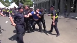 Грузия: задержаны десятки участников акции протеста (видео) Грузия: задержаны десятки участников акции протеста (видео)