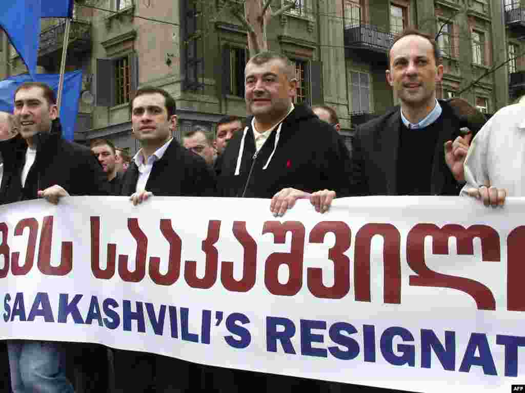 Лидеры грузинской оппозиции Леван Гачечиладзе (второй справа) и Ираклий Аласаниа (второй слева) на митинге грузинской оппозиции, 9 апреля 2009