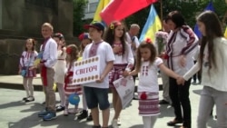 Українці в Чехії вийшли на марш у вишиванках Українці в Чехії вийшли на марш у вишиванках