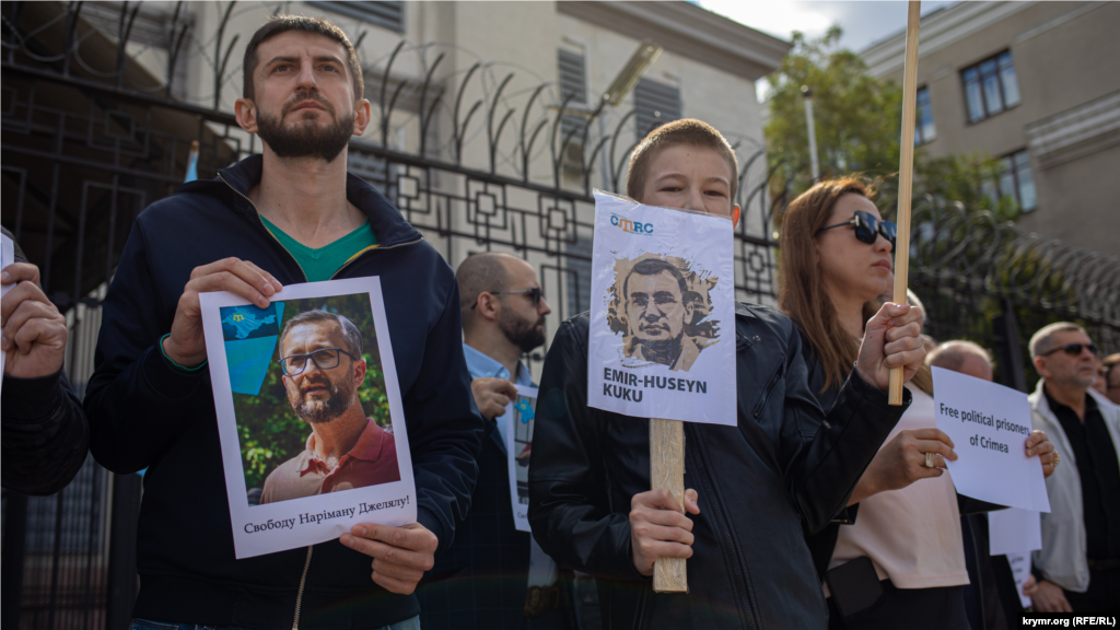 На фото – заступник генерального директора Українського інституту Алім Алієв (ліворуч) і син кримського політв'язня Емір-Усеїна Куку – Бекір Куку (праворуч). Емір-Усеїн Куку – кримськотатарський правозахисник і активіст. 12 листопада 2019 року Військовий суд Південного округу Росії засудив його на 12 років позбавлення волі, звинувативши в «організації діяльності терористичної організації». Amnesty International вважає Куку в'язнем совісті. Правозахисний центр «Меморіал» також визнав його політв'язнем