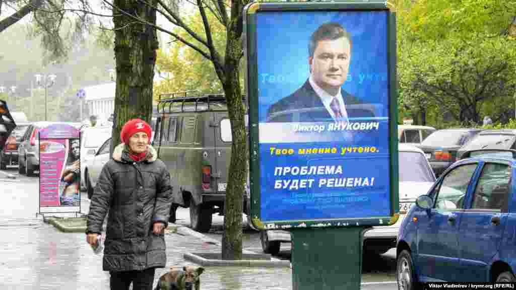 Опозиційний на той момент кандидат у президенти України Віктор Янукович був лідером в Сімферополі, і в цілому в Криму, за кількістю зовнішньої реклами