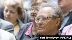 Sergei Kovalyov marking the memory of Andrei Sakharov in 2008.