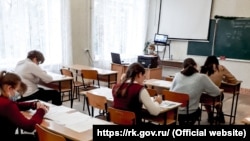За даними керівників областей, через низькі темпи вакцинації освітян більшість навчальних закладів не готові до проведення звичних уроків у класах