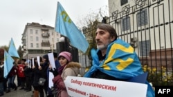 Крымские татары пикетируют посольство РФ в Киеве