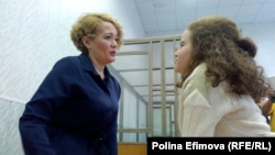 Анастасия Шевченко и её дочь Влада в зале суда, архивное фото