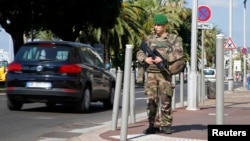 Французский солдат на Английском променаде в Ницце