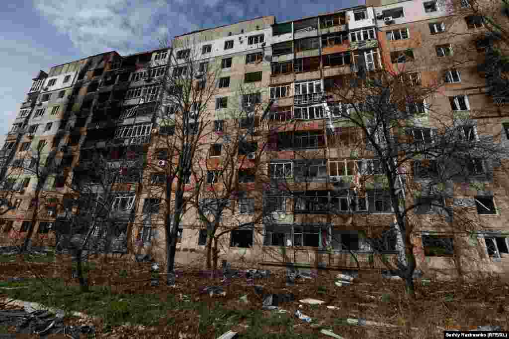Un bloc de locuințe făcut scrum la Avdiivka, regiunea Donețk, în noiembrie 2023. În ultimele săptămâni ale luptei pentru oraș, care s-a încheiat în februarie 2024, nici o clădire nu a rămas intactă. Potrivit unui comandant local, ucrainean, ocuparea orașului a însemnat pentru Rusia pierderi de 47.000 de soldați. Autoritățile ruse nu vorbesc deschis despre pierderile armatei lor în bătălii individuale și în război în general. 
