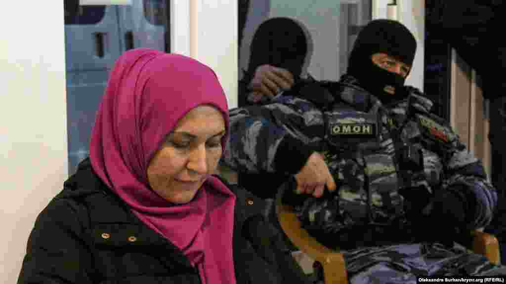 За словами співробітників російської поліції в Криму, їм надійшов анонімний дзвінок про те, що в їдальні перебуває вибухівка. Вони взяли у всіх присутніх паспортні дані та пояснення. На фото – адвокат Ліля Гемеджи консультує людей під час давання пояснень співробітникам поліції