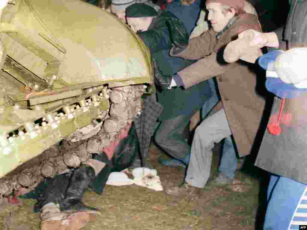 Январь 1991 года. После того как Литва провозглашает независимость, Кремль начинает противодействовать отделению этого и двух других государств Балтии от СССР. В Вильнюс введены советские войска. Погибли 13 человек. Черный юмор тех времен "перекрестил" начатую Горбачевым перестройку в «перестрелку».      