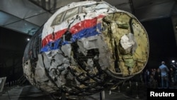 Реконструкция фюзеляжа разбившегося самолета в ходе расследования. Снимок сделан в Нидерландах в конце 2015 г.