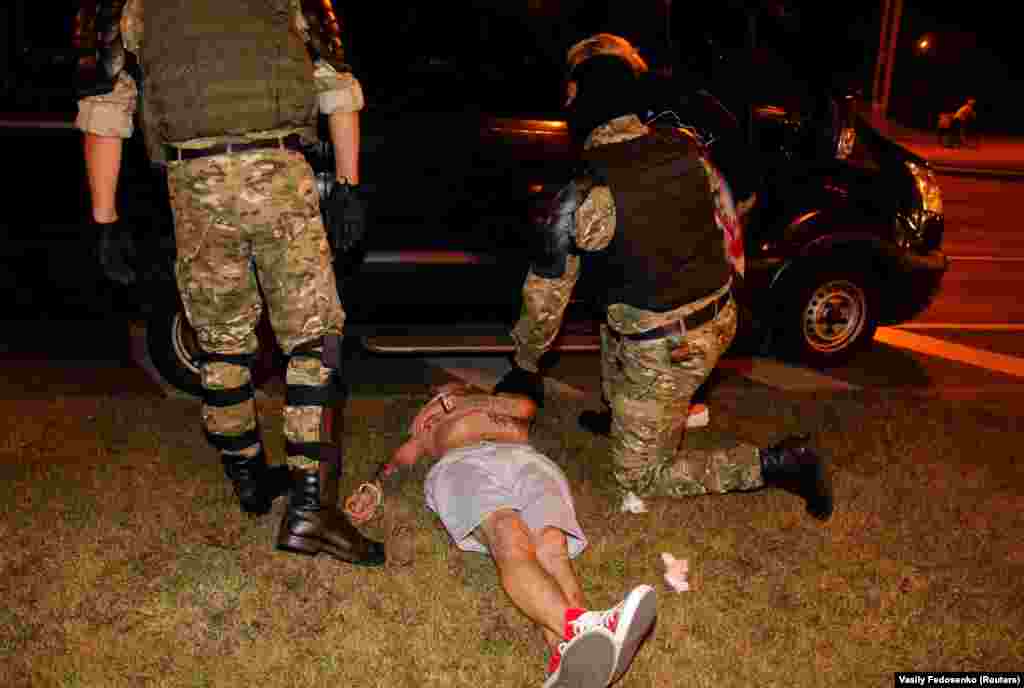 На проспекті Машерова світлошумова граната потрапила в груди демонстранту Роману Зайцеву, його забрала «швидка». Також був побитий фотограф Associated Press Мстислав Чернов: його також відвезли у лікарню