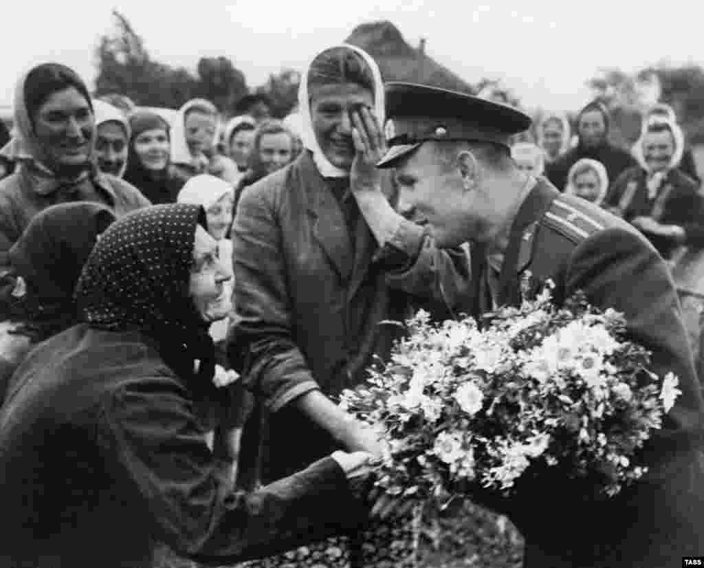 Жители Смоленска (Россия) встречают космонавта, 16 июня 1961 года  