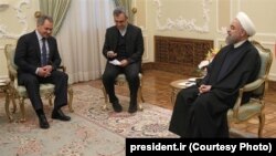 Министр обороны России Сергей Шойгу (слева) и президент Ирана Хасан Рухани