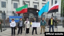 Сторонники организации "Свободный Идель-Урал" постоянно проводят мирные акции протеста. Фото с пикета в Киеве перед посольством РФ 28 апреля 2018 года