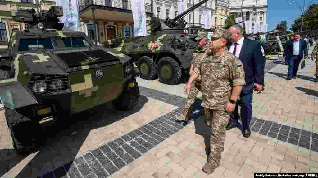 Міністр оборони України Степан Полторак оглядає бронетехніку, представлену на виставці