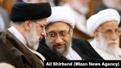 صادق لاریجانی در حال گفتوگو با ابراهیم رئیسی در مراسم معارفه رئیس جدید دستگاه قضایی در اسفندماه ۹۷