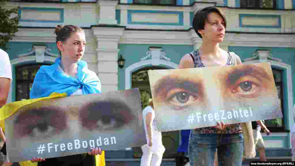 Более 30 человек организовали коридор на одной из центральных улиц Киева. В руках участников акции –  плакаты, на них изображены глаза заключенных
