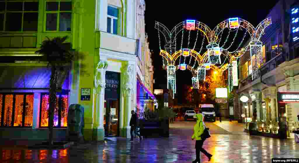 Нынешние новогодние предложения стартуют с 300 рублей (140 грн) в сутки в частном секторе и до 800-1500 рублей (320-600 грн) за номер с удобствами в небольших гостевых домах